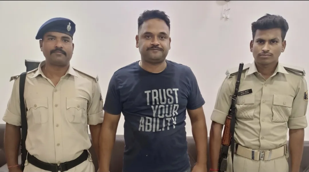 सारण में निगरानी का बड़ा एक्शन: 9 हजार की घूस लेते दरोगा मोहित मोहन गिरफ्तार; निजी आवास पर बिछाया गया जाल