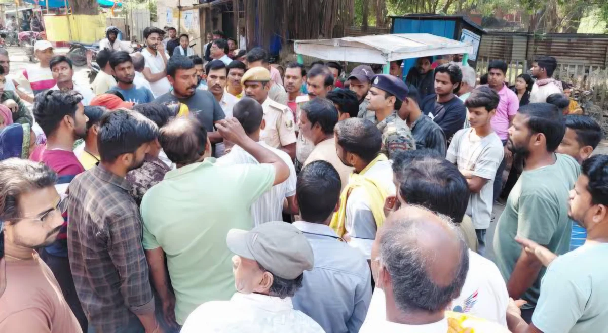 मुंगेर में गैस के लिए आक्रोशित भीड़ ने रोकी DIG की गाड़ी, जमालपुर में पुलिस का लाठीचार्ज और दो गिरफ्तार 1 मुंगेर में गैस के लिए आक्रोशित भीड़ ने रोकी DIG की गाड़ी, जमालपुर में पुलिस का लाठीचार्ज और दो गिरफ्तार