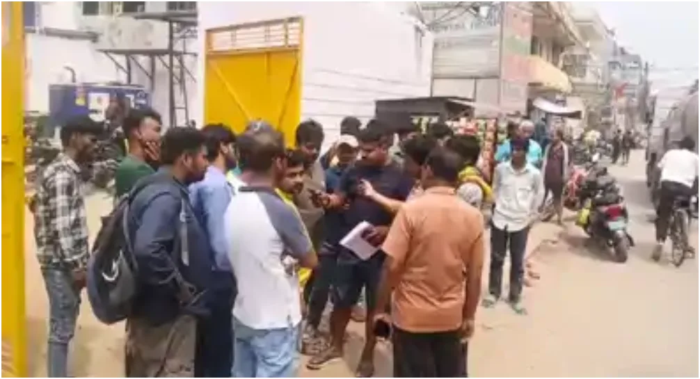 आरा में ब्लिंकिट डिलीवरी बॉयज का हल्ला बोल: वेतन कटौती और 10 मिनट डिलीवरी पॉलिसी के खिलाफ प्रदर्शन, सेवाएं प्रभावित