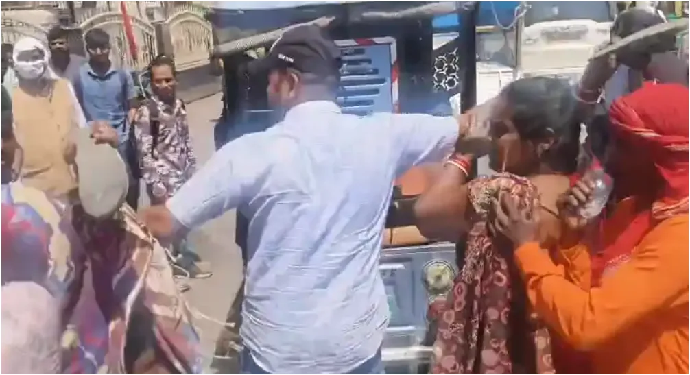 सासाराम में सड़क जाम पर बवाल: महिलाओं ने प्रदर्शनकारियों को चप्पलों से पीटा, मचा हंगामा