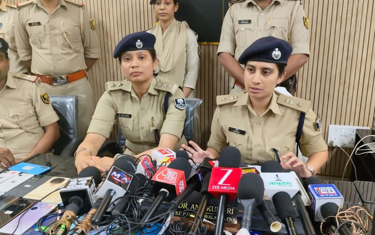 डिजिटल डकैती का 'नेपाल कनेक्शन': पांच राज्यों में मोबाइल उड़ाने वाले अंतरराज्यीय गिरोह का पर्दाफाश; सचिवालय हॉल्ट से रक्सौल तक पुलिसिया दबिश, 55 बेशकीमती फोन के साथ 4 शातिर गिरफ्तार
