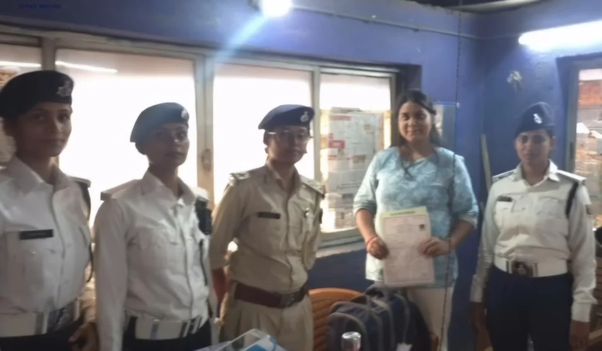 पटना में खाकी का मानवीय चेहरा: दीघा में ऑटो में छूटा गहनों और मोबाइल से भरा बैग ट्रैफिक पुलिस ने लौटाया; डॉल्फिन-08 टीम की तत्परता से महिला के चेहरे पर लौटी मुस्कान 1 पटना में खाकी का मानवीय चेहरा: दीघा में ऑटो में छूटा गहनों और मोबाइल से भरा बैग ट्रैफिक पुलिस ने लौटाया; डॉल्फिन-08 टीम की तत्परता से महिला के चेहरे पर लौटी मुस्कान