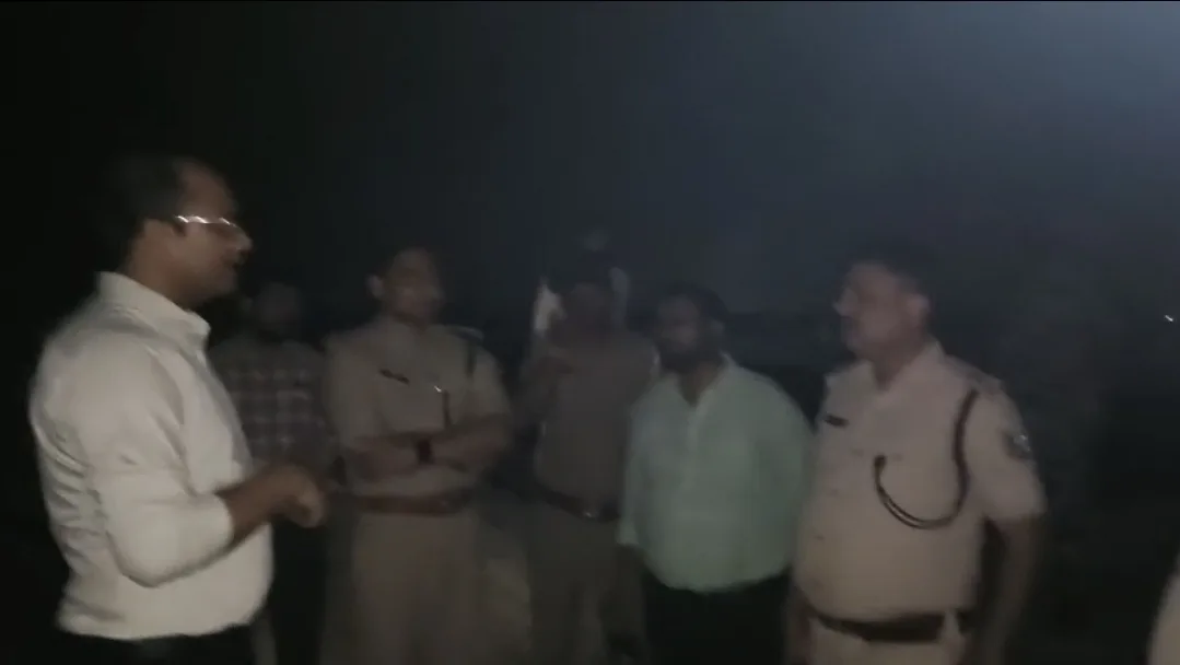 नवगछिया के विजय घाट पर आधी रात को 'प्रशासनिक सर्जिकल स्ट्राइक': बालू माफियाओं में भगदड़, पोकलेन और ट्रैक्टर जब्त 1 नवगछिया के विजय घाट पर आधी रात को 'प्रशासनिक सर्जिकल स्ट्राइक': बालू माफियाओं में भगदड़, पोकलेन और ट्रैक्टर जब्त