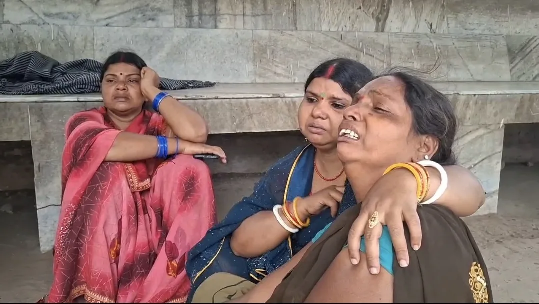 गरीबी और जिम्मेदारियों के बोझ तले बुझा घर का इकलौता चिराग: भागलपुर में 18 वर्षीय ई-रिक्शा चालक ने मौत को लगाया गले 1 गरीबी और जिम्मेदारियों के बोझ तले बुझा घर का इकलौता चिराग: भागलपुर में 18 वर्षीय ई-रिक्शा चालक ने मौत को लगाया गले
