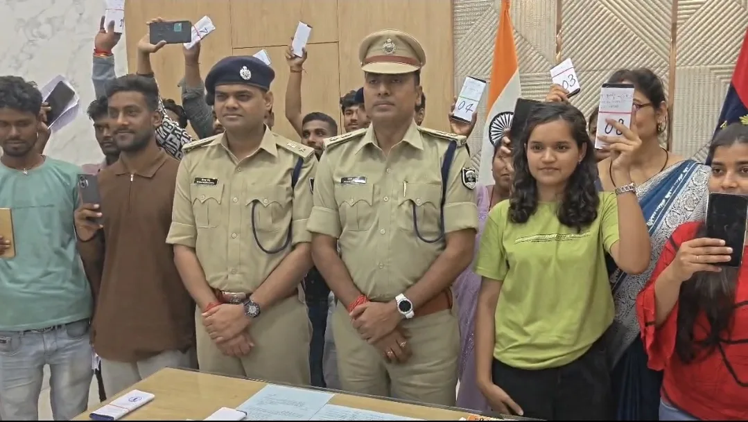 तकनीक और संवेदनशीलता का मेल: भागलपुर पुलिस के 'ऑपरेशन मुस्कान' ने डिजिटल यादों को किया बहाल 1 तकनीक और संवेदनशीलता का मेल: भागलपुर पुलिस के 'ऑपरेशन मुस्कान' ने डिजिटल यादों को किया बहाल
