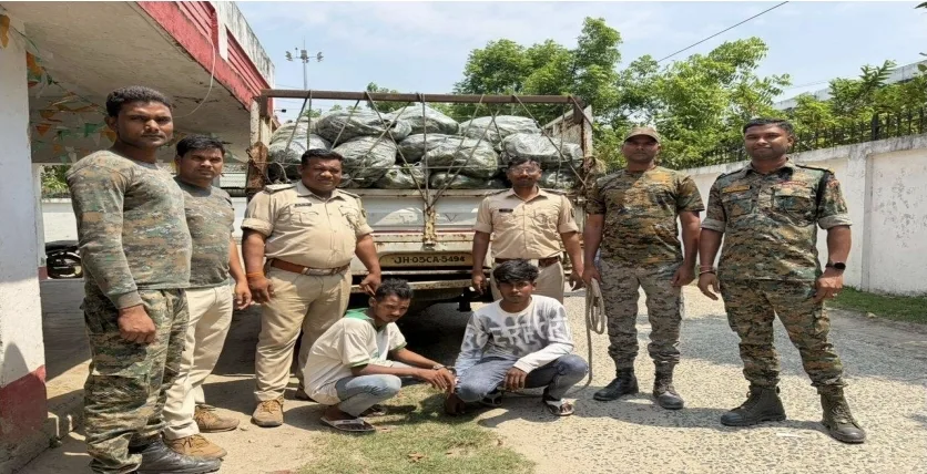 झारखंड से बिहार तक फैला शराब का 'सफेद सिंडिकेट': नवगछिया मद्यनिषेध पुलिस ने जान्हवी चौक पर पिकअप के भीतर पकड़ा 5 लाख का माल 1 झारखंड से बिहार तक फैला शराब का 'सफेद सिंडिकेट': नवगछिया मद्यनिषेध पुलिस ने जान्हवी चौक पर पिकअप के भीतर पकड़ा 5 लाख का माल