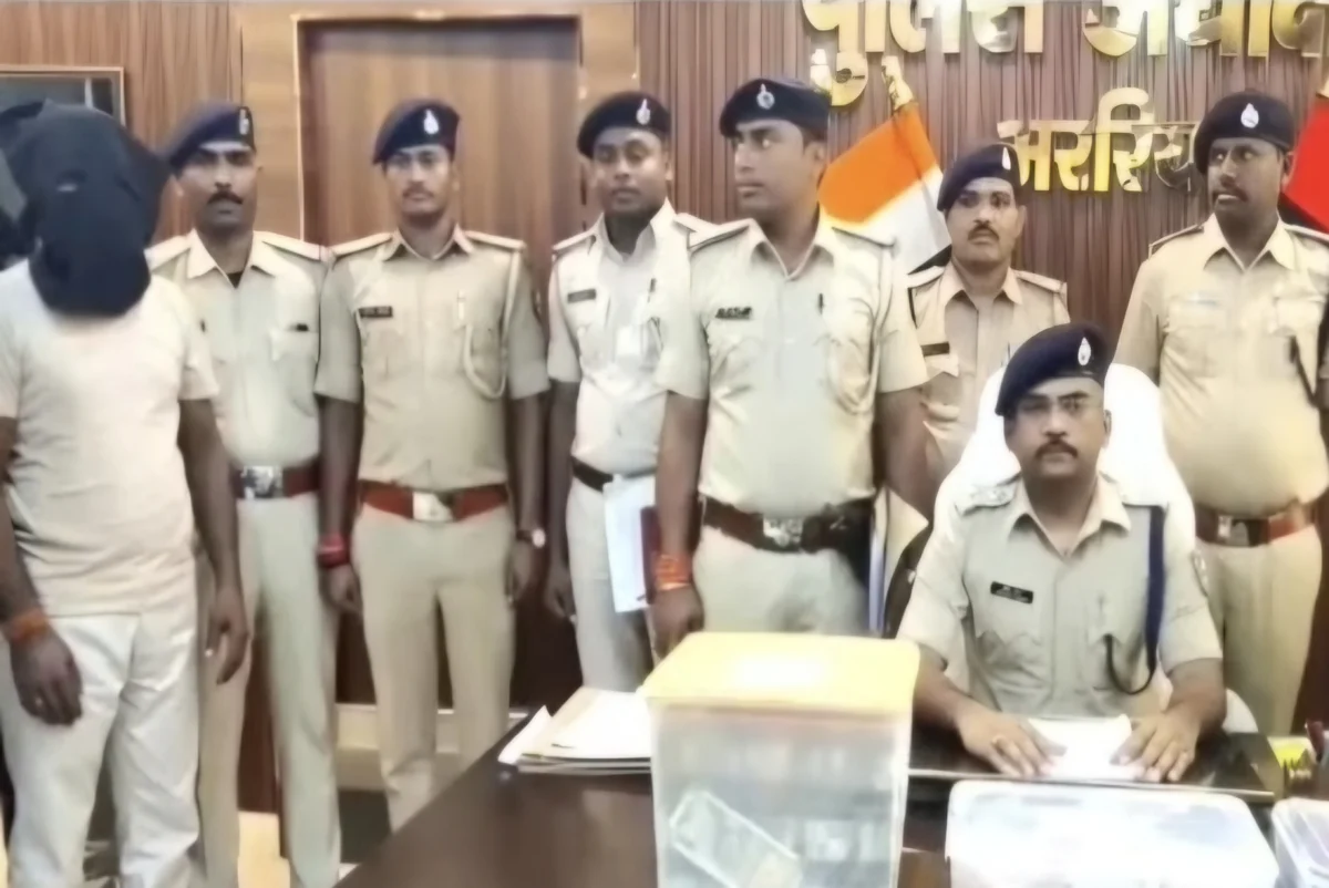 दिल्ली में ‘हाथ साफ’, अररिया में ‘साफ हाथ’: साढ़े तीन करोड़ की महाचोरी का आरोपी बस स्टैंड से दबोचा गया