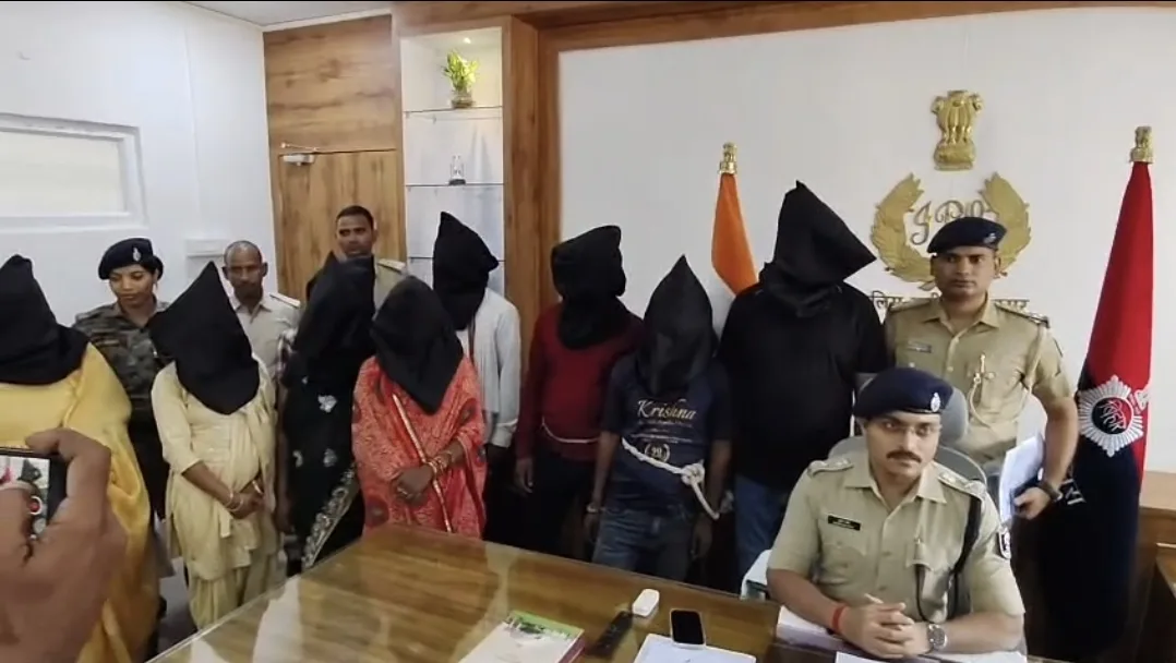 सात फेरों के साये में 'लुटेरी दुल्हन' का सिंडिकेट: बक्सर के गंगा घाट पर रची गई खौफनाक साजिश, नकली पुलिस और असली लूट का पर्दाफाश 1 सात फेरों के साये में 'लुटेरी दुल्हन' का सिंडिकेट: बक्सर के गंगा घाट पर रची गई खौफनाक साजिश, नकली पुलिस और असली लूट का पर्दाफाश