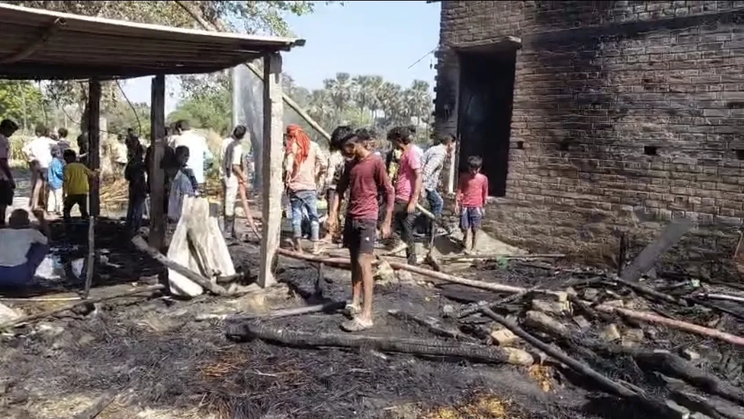 छपरा : मढ़ौरा में अग्नि का तांडव- तेजपुरवा में शॉर्ट सर्किट ने मचाई तबाही, चार परिवारों की जीवन भर की कमाई राख
