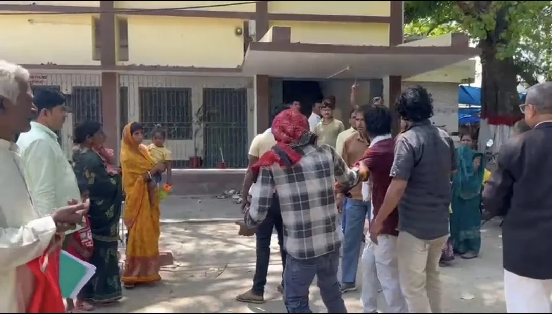 न्याय के मंदिर में 'अराजकता' का तांडव: जमुई कोर्ट परिसर में सरेआम गुंडागर्दी, सुरक्षा घेरे को तोड़ बदमाशों ने युवक को पीटा 1 न्याय के मंदिर में 'अराजकता' का तांडव: जमुई कोर्ट परिसर में सरेआम गुंडागर्दी, सुरक्षा घेरे को तोड़ बदमाशों ने युवक को पीटा