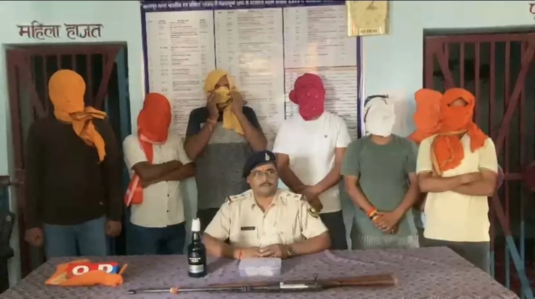 बक्सर के ब्रह्मपुर में शराब, शबाब और 'पावर' का कॉकटेल: बिजली विभाग के जेई और सुपरवाइजर समेत 6 गिरफ्तार, अवैध राइफल और भारी नगदी बरामद 1 बक्सर के ब्रह्मपुर में शराब, शबाब और 'पावर' का कॉकटेल: बिजली विभाग के जेई और सुपरवाइजर समेत 6 गिरफ्तार, अवैध राइफल और भारी नगदी बरामद