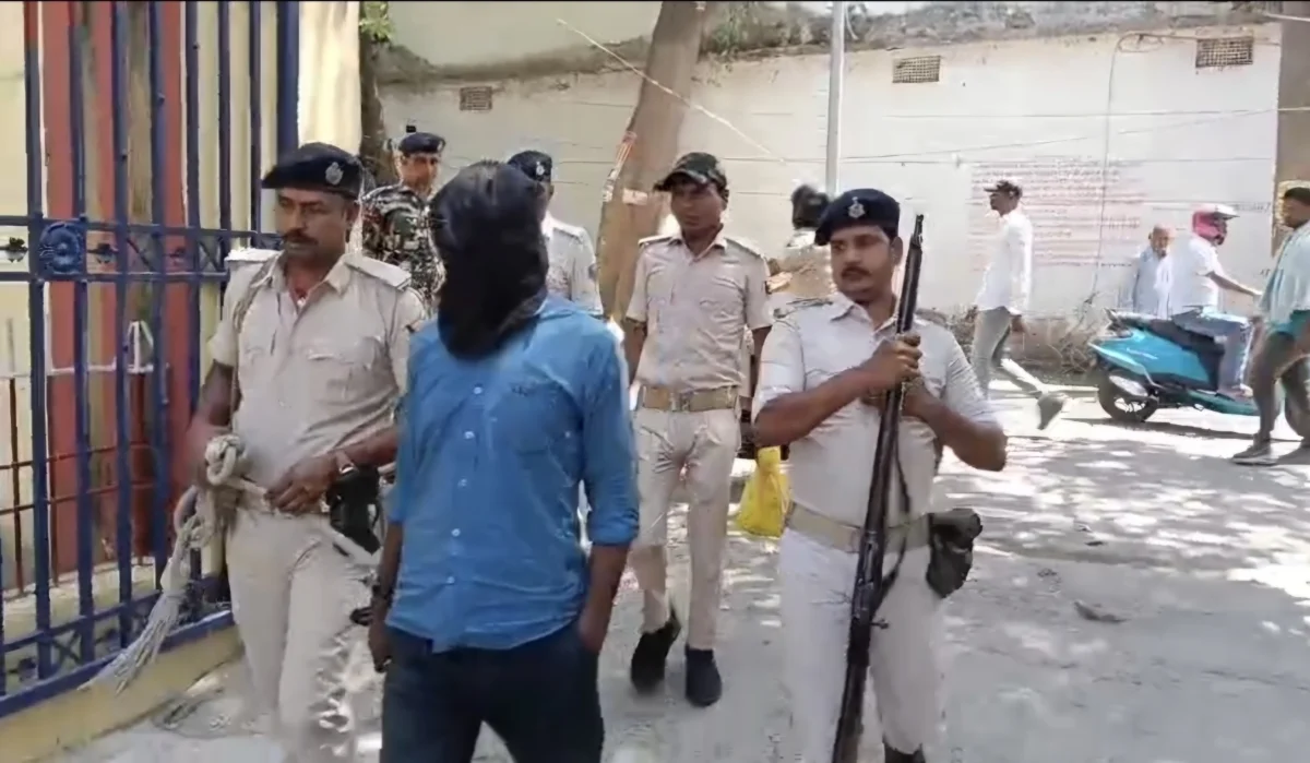भागलपुर के शाहकुंड में 8 लाख की डकैती का 'क्लाइमेक्स': एक लुटेरा हथियार के साथ दबोचा गया, एसएसपी की स्पेशल टीम ने किया कांड का सफल उद्भेदन 1 भागलपुर के शाहकुंड में 8 लाख की डकैती का 'क्लाइमेक्स': एक लुटेरा हथियार के साथ दबोचा गया, एसएसपी की स्पेशल टीम ने किया कांड का सफल उद्भेदन