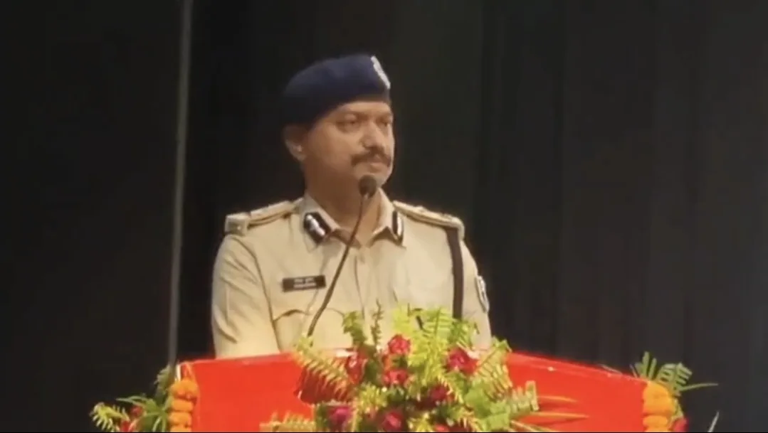 डिजिटल ठगी पर आईजी का ‘पोस्टल प्रहार’: भागलपुर में साइबर अपराधियों के खिलाफ पोस्टमैन बनेंगे पुलिस के ‘कान और आंख’; आईजी विवेक कुमार ने 14 जिलों के डाक अधीक्षकों को दिया सुरक्षा मंत्र