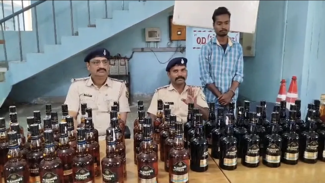 ​बगहा में शराब तस्करी का भंडाफोड़: ट्रेन से आ रही खेप के साथ तस्कर गिरफ्तार