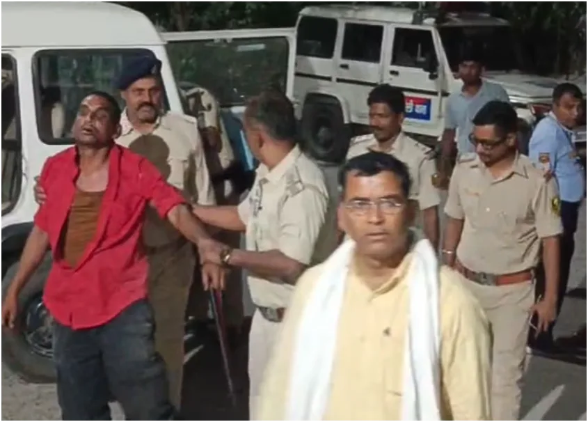बगहा में शराब तस्कर का पुलिस पर हमला, छापेमारी के दौरान सिपाही घायल; 10 लीटर शराब बरामद