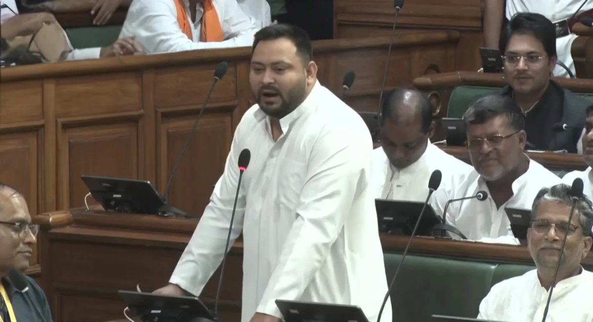 स्लिप ऑफ टंग या ‘टंग ऑफ स्लिप’? विधानसभा में तेजस्वी यादव की जुबान फिसली, ठहाकों से गूंजा सदन 1 स्लिप ऑफ टंग या ‘टंग ऑफ स्लिप’? विधानसभा में तेजस्वी यादव की जुबान फिसली, ठहाकों से गूंजा सदन