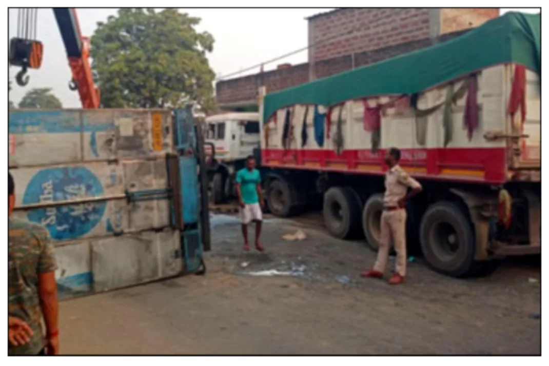 NH-333 पर भीषण सड़क हादसा: हाईवा से टक्कर में दूध वाहन के उड़े परखच्चे, चालक 30 मिनट तक केबिन में फंसा रहा 1 NH-333 पर भीषण सड़क हादसा: हाईवा से टक्कर में दूध वाहन के उड़े परखच्चे, चालक 30 मिनट तक केबिन में फंसा रहा
