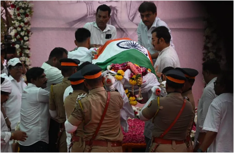 सुरों की सम्राज्ञी आशा भोसले को अंतिम विदाई, राजकीय सम्मान के साथ हुआ अंतिम संस्कार