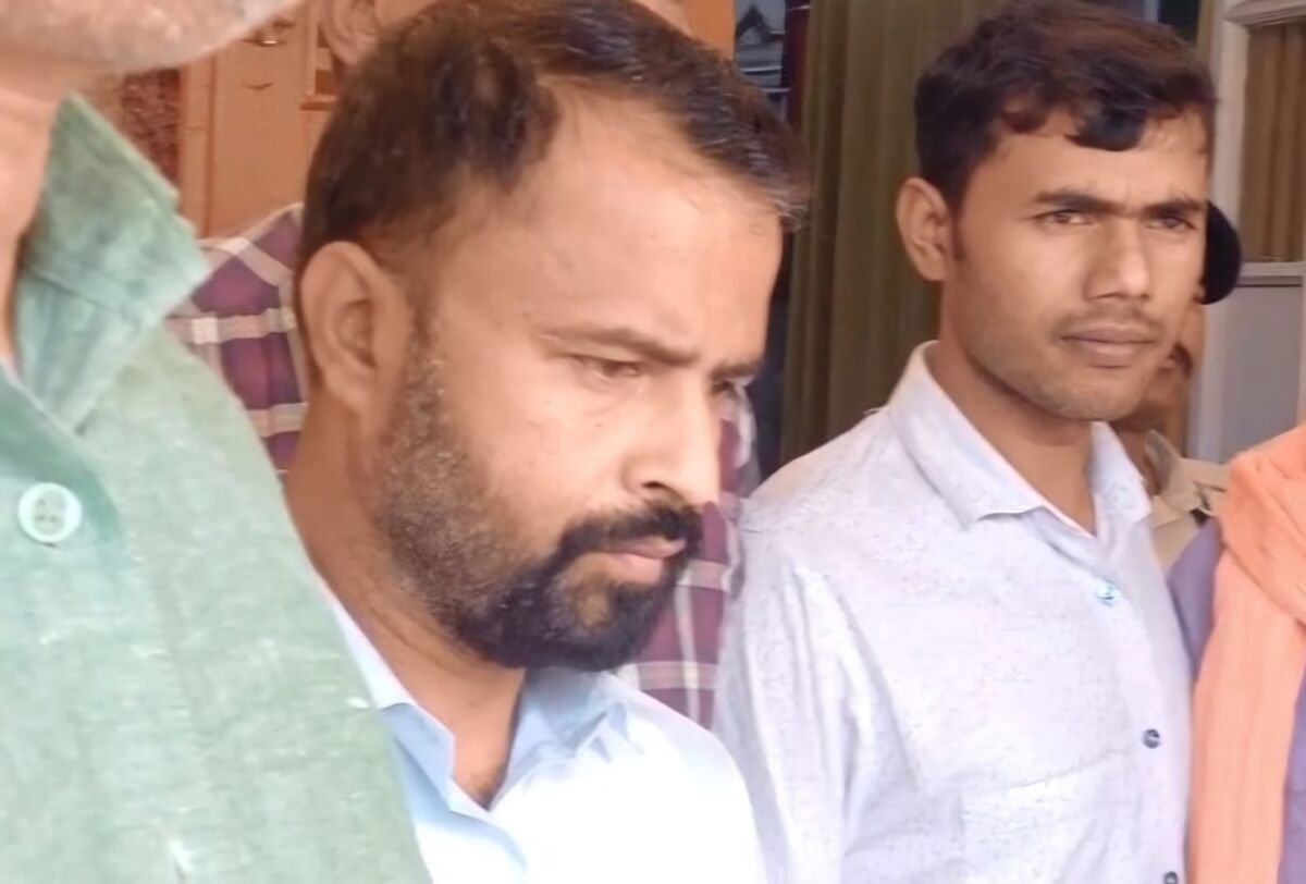 मुंगेर कमिश्नरी में निगरानी की 'सर्जिकल स्ट्राइक'; 1.70 लाख की घूस लेते पेशकार मुकेश कुमार दबोचा गया; जमीन के कोर्ट केस में 'न्याय' बेचने का खेल उजागर; सत्ता के गलियारे में हड़कंप 1 मुंगेर कमिश्नरी में निगरानी की 'सर्जिकल स्ट्राइक'; 1.70 लाख की घूस लेते पेशकार मुकेश कुमार दबोचा गया; जमीन के कोर्ट केस में 'न्याय' बेचने का खेल उजागर; सत्ता के गलियारे में हड़कंप