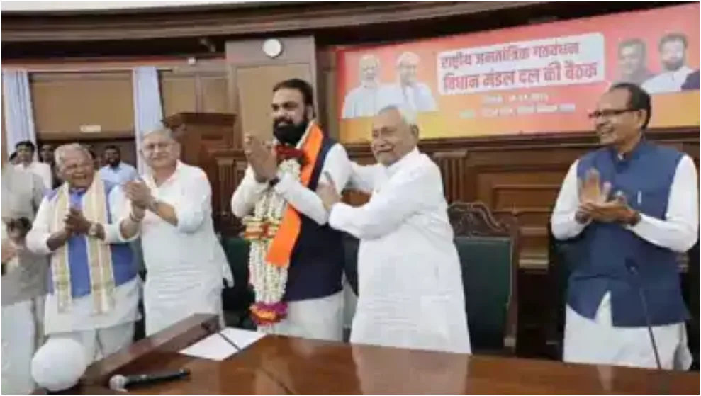 एनडीए के नेता बने सम्राट चौधरी, नीतीश कुमार ने किया नाम प्रस्तावित, माला पहनाकर सौंपा नेतृत्व