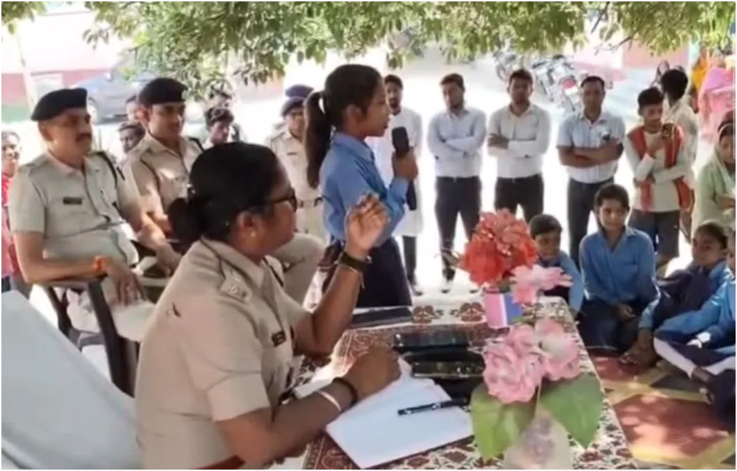 एसपी बनीं टीचर, बगहा में बच्चियों को पढ़ाकर जीता दिल 1 एसपी बनीं टीचर, बगहा में बच्चियों को पढ़ाकर जीता दिल