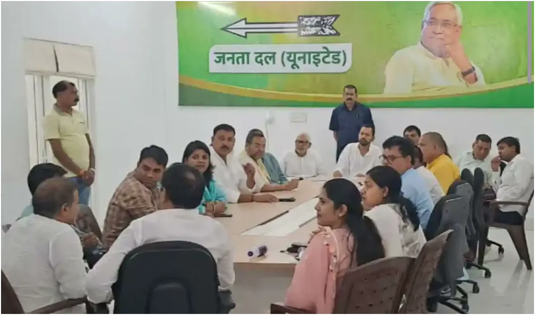 जेडीयू में सक्रिय हुए निशांत कुमार, प्रवक्ताओं संग बैठक में तय हुई नई रणनीति 1 जेडीयू में सक्रिय हुए निशांत कुमार, प्रवक्ताओं संग बैठक में तय हुई नई रणनीति