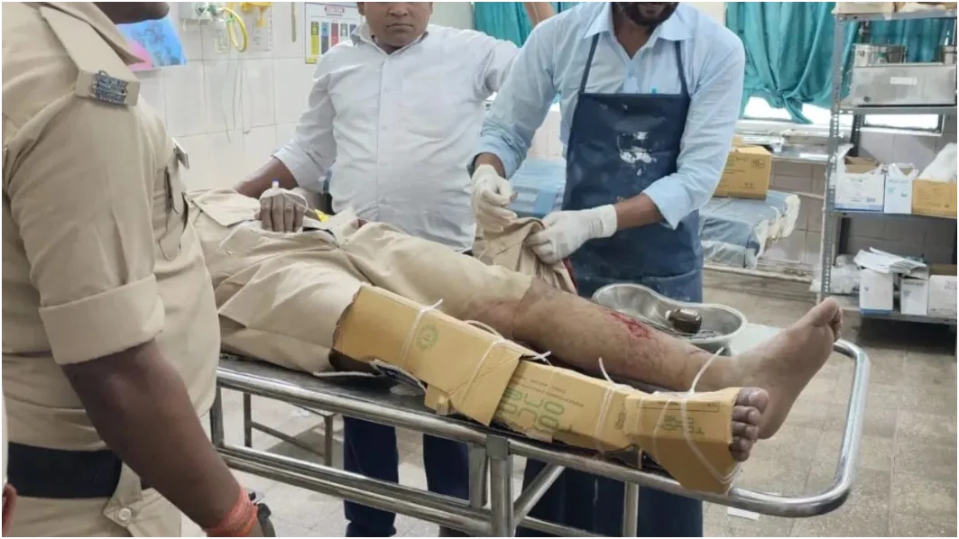अस्पताल में ‘जुगाड़’ वाला इलाज! टूटे पैर पर प्लास्टर की जगह गत्ता और पाइप, वीडियो वायरल 1 अस्पताल में ‘जुगाड़’ वाला इलाज! टूटे पैर पर प्लास्टर की जगह गत्ता और पाइप, वीडियो वायरल