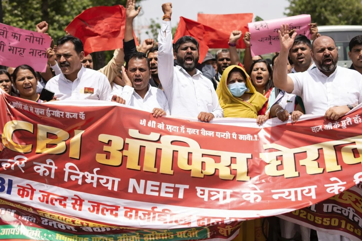 नीट छात्रा हत्याकांड पर उबाल: सीबीआई दफ्तर का घेराव, पीड़िता की मां के साथ सड़कों पर उतरे पप्पू यादव 2 नीट छात्रा हत्याकांड पर उबाल: सीबीआई दफ्तर का घेराव, पीड़िता की मां के साथ सड़कों पर उतरे पप्पू यादव