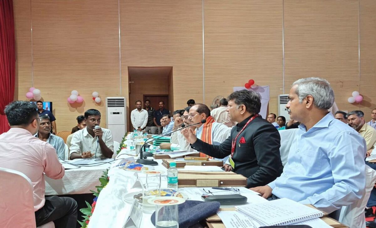मुंगेर जनसंवाद में गूंजा बड़ा बयान: “मेरे बाबू जी भी गलत होंगे तो नहीं छोड़ूंगा” — उपमुख्यमंत्री विजय सिन्हा 1 मुंगेर जनसंवाद में गूंजा बड़ा बयान: “मेरे बाबू जी भी गलत होंगे तो नहीं छोड़ूंगा” — उपमुख्यमंत्री विजय सिन्हा