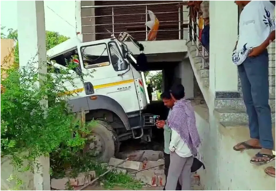 दरभंगा में बड़ा हादसा टला: तेज रफ्तार ट्रक मकान में घुसी, दीवार तोड़ी, चालक सुरक्षित 1 दरभंगा में बड़ा हादसा टला: तेज रफ्तार ट्रक मकान में घुसी, दीवार तोड़ी, चालक सुरक्षित