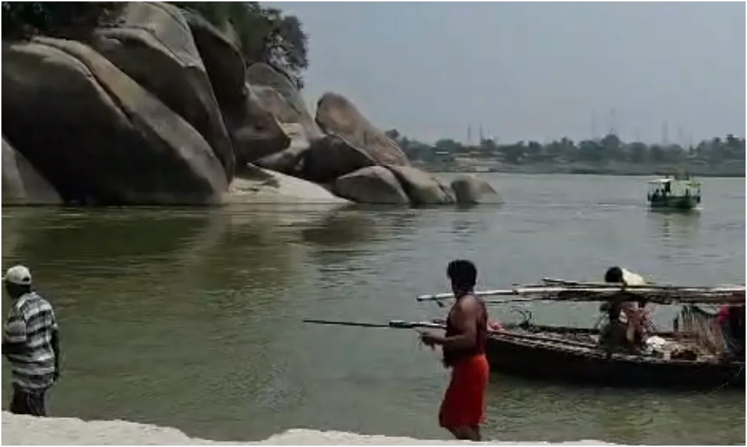 कहलगांव में गंगा के टापू पर दर्दनाक हादसा, जन्मदिन मनाने आए दो युवकों की डूबने से मौत 1 कहलगांव में गंगा के टापू पर दर्दनाक हादसा, जन्मदिन मनाने आए दो युवकों की डूबने से मौत