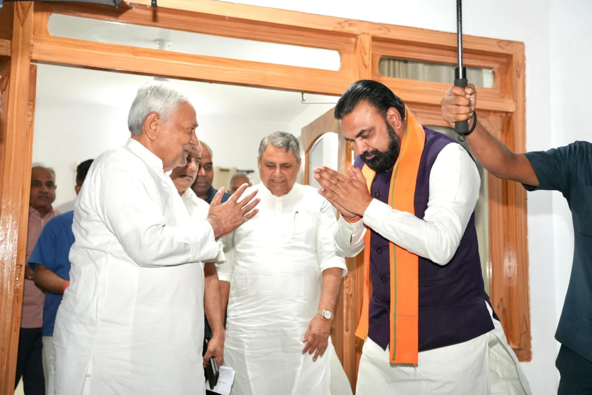 बिहार में 'सम्राट' कैबिनेट के विस्तार की उलटी गिनती शुरू: दिल्ली से लौटते ही नीतीश कुमार से मिले मुख्यमंत्री; 7 सर्कुलर रोड पर बनी 'फाइनल' रणनीति 1 बिहार में 'सम्राट' कैबिनेट के विस्तार की उलटी गिनती शुरू: दिल्ली से लौटते ही नीतीश कुमार से मिले मुख्यमंत्री; 7 सर्कुलर रोड पर बनी 'फाइनल' रणनीति