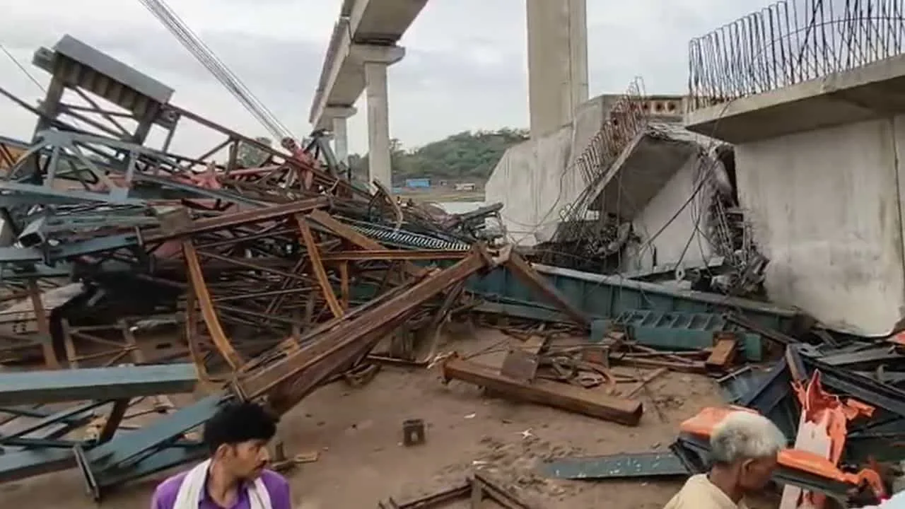 हमीरपुर में दर्दनाक हादसा: बेतवा नदी पर बन रहा पुल अचानक ढहा, छह मजदूरों की मौत, कई के फंसे होने की आशंका