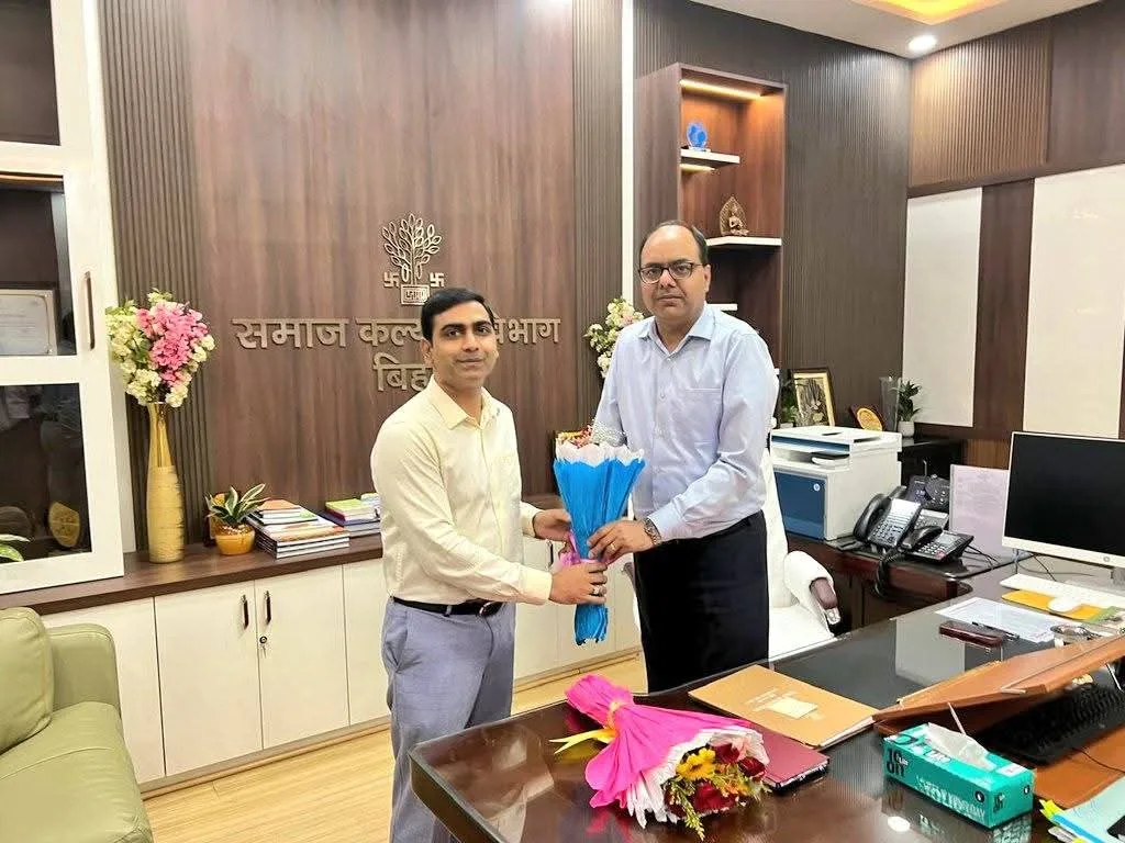 समाज कल्याण विभाग में नए युग की शुरुआत: डॉ. चन्द्रशेखर सिंह ने संभाली सचिव की कुर्सी; बोले- महलों से निकलकर झोपड़ियों तक पहुँचाएंगे योजनाओं की रोशनी