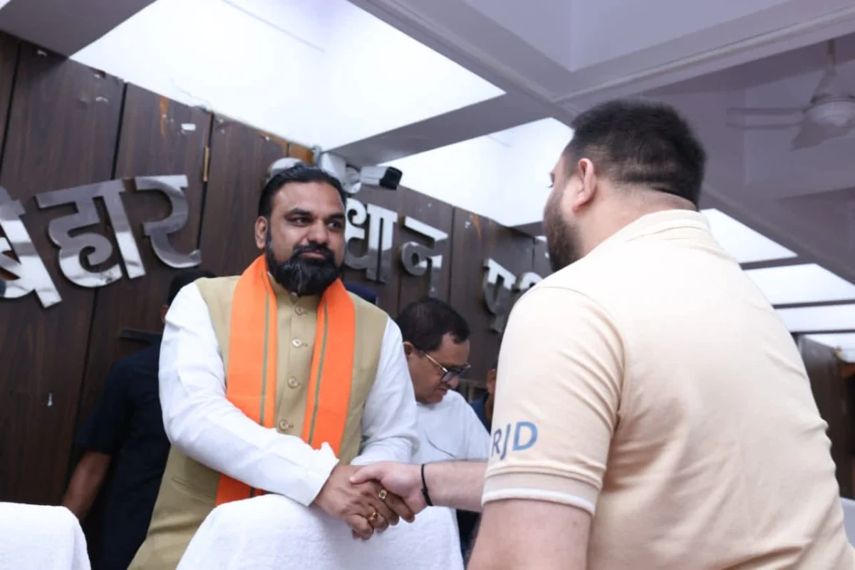 पटना में अनूठा सियासी विन्यास: मंच पर एक साथ दिखे सम्राट चौधरी और तेजस्वी यादव, पहले हाथ जोड़ा फिर मुस्कुराकर किया हैंडशेक