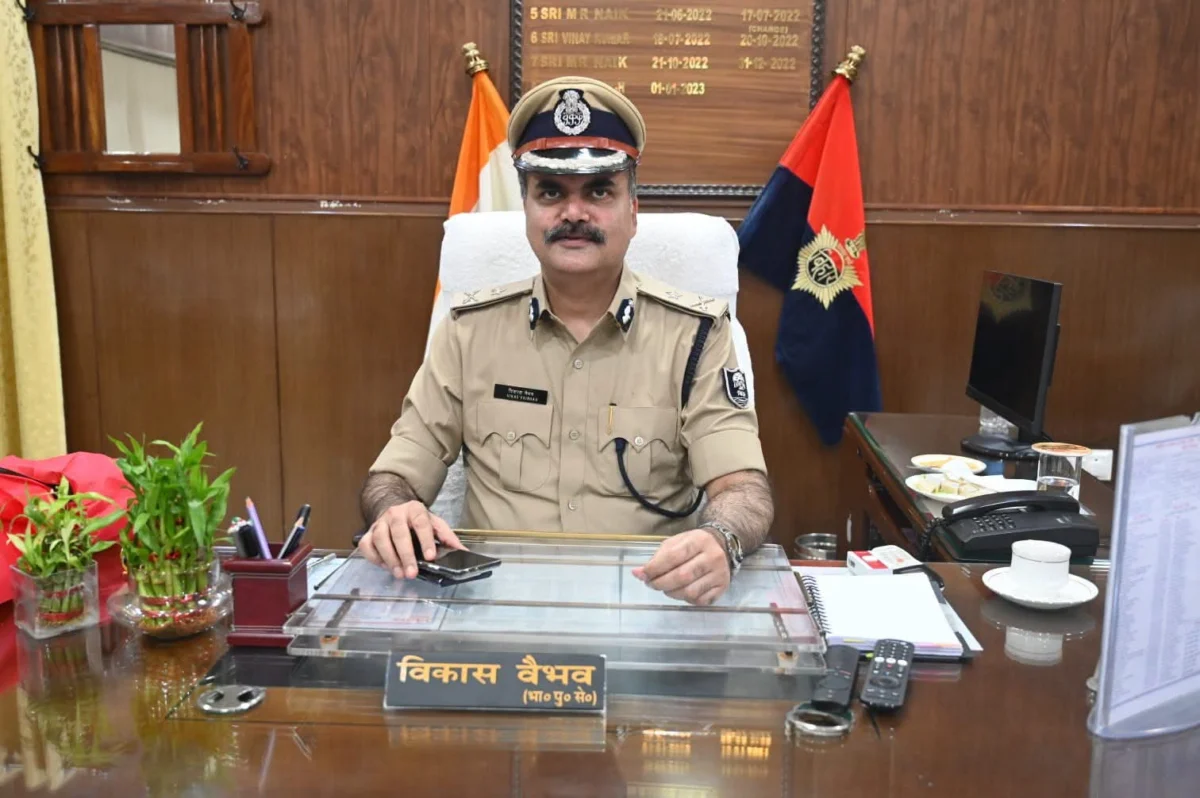 आईजी विकास वैभव के जनता दरबार में बड़ा एक्शन: छात्रा से रिश्वत मांगने के आरोप में कोंच के दारोगा मनोज कुमार निलंबित