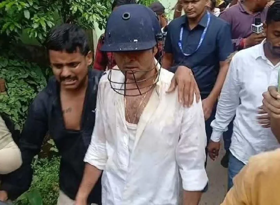 ​सोनारपुर में विरोध के बीच घिरे अभिषेक बनर्जी, सुरक्षा बलों ने हेलमेट पहनाकर निकाला बाहर; जाली हस्ताक्षर मामले में सीआईडी का बुलावा