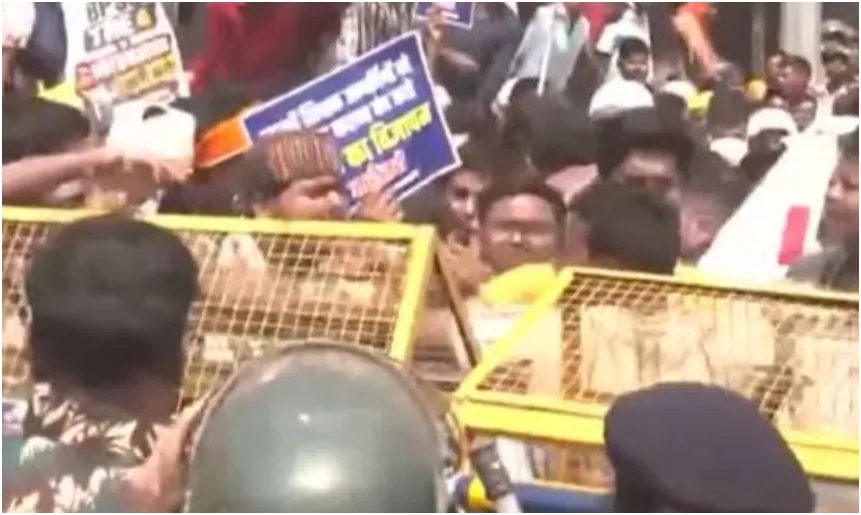 पटना में TRE-4 अभ्यर्थियों पर पुलिस का लाठीचार्ज, शिक्षक भर्ती विज्ञापन की मांग को लेकर सड़क पर उतरे हजारों युवा 1 पटना में TRE-4 अभ्यर्थियों पर पुलिस का लाठीचार्ज, शिक्षक भर्ती विज्ञापन की मांग को लेकर सड़क पर उतरे हजारों युवा