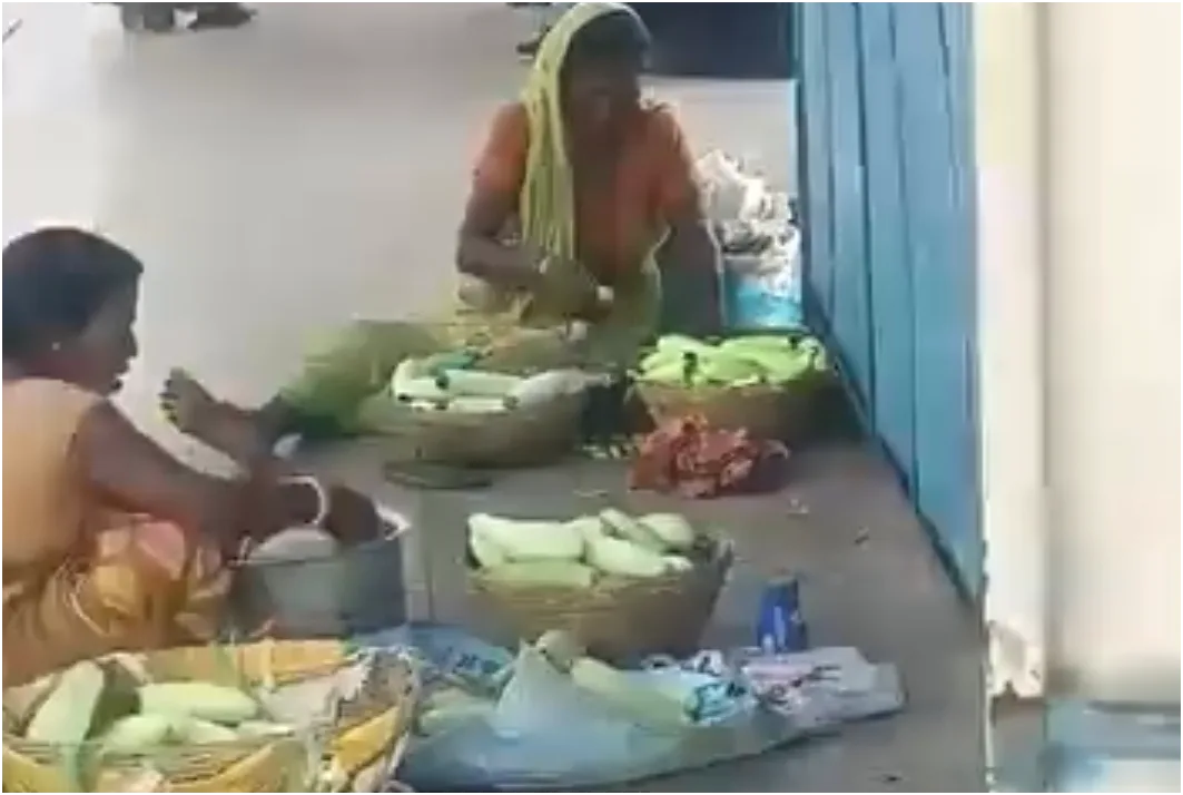 कटिहार जंक्शन पर खीरे के नाम पर सेहत से खिलवाड़! वायरल वीडियो ने रेलवे खानपान व्यवस्था पर उठाए सवाल 1 कटिहार जंक्शन पर खीरे के नाम पर सेहत से खिलवाड़! वायरल वीडियो ने रेलवे खानपान व्यवस्था पर उठाए सवाल