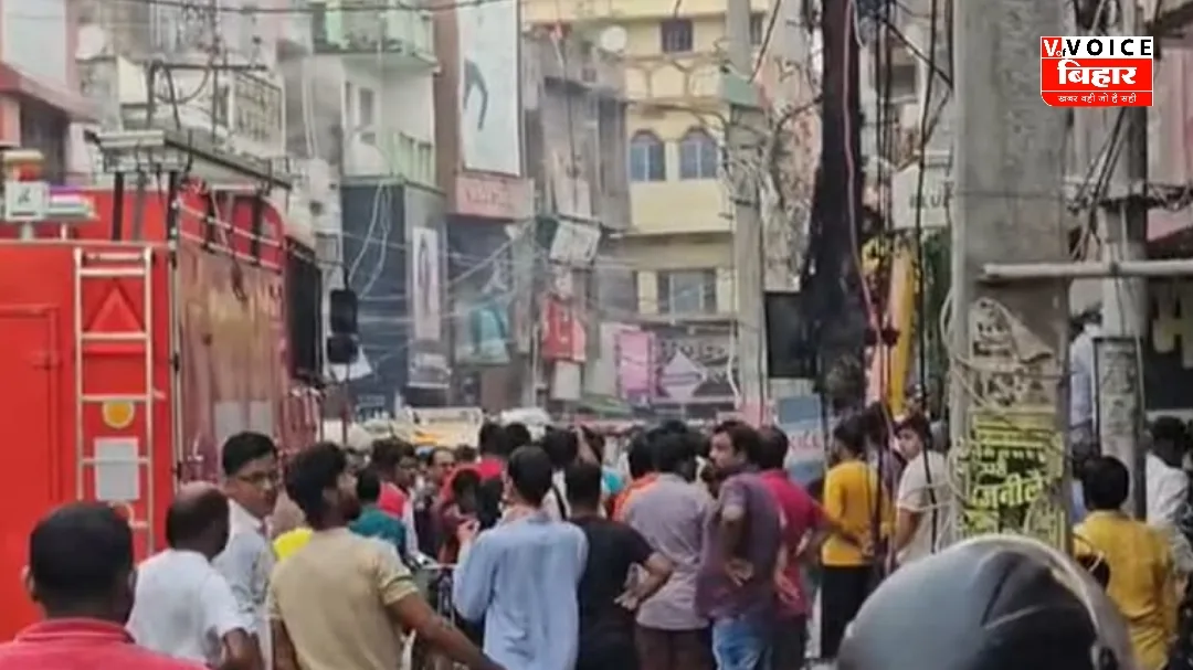 मोतिहारी मेन रोड पर बिजली के खंभे में शॉर्ट सर्किट से लगी आग, अफरा-तफरी के बीच बड़ा हादसा टला 1 मोतिहारी मेन रोड पर बिजली के खंभे में शॉर्ट सर्किट से लगी आग, अफरा-तफरी के बीच बड़ा हादसा टला