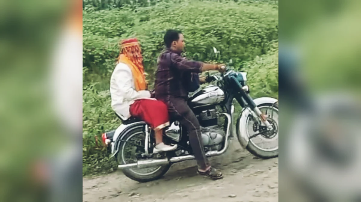 सहरसा: बदहाल सड़कें बनीं बारात की राह में बाधा, दूल्हे ने बाइक से तय किया कीचड़ भरा रास्ता