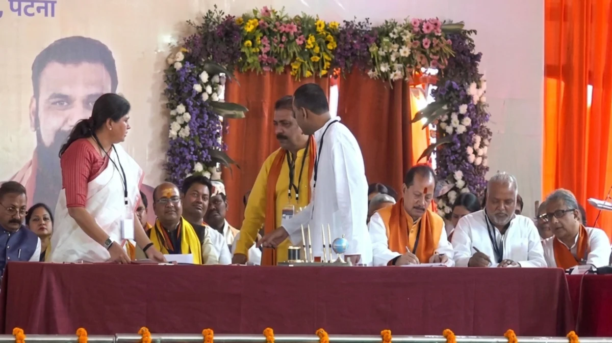 शपथ ग्रहण समारोह में दिखा दिलचस्प वाकया, दिलीप जायसवाल की कुर्सी पर बैठे निशांत कुमार 1 शपथ ग्रहण समारोह में दिखा दिलचस्प वाकया, दिलीप जायसवाल की कुर्सी पर बैठे निशांत कुमार