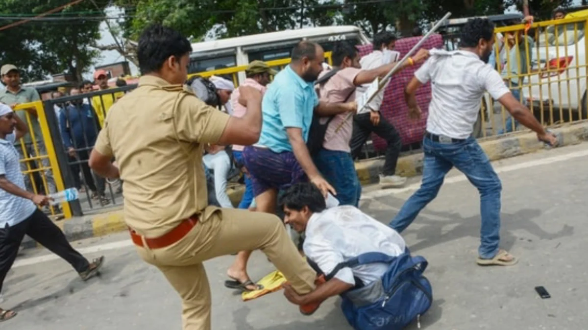 बिहार में शिक्षा व्यवस्था पर बढ़ा दबाव: नए शिक्षा मंत्री के आश्वासन के बीच TRE-4 अभ्यर्थियों का प्रदर्शन, पुलिस ने किया लाठीचार्ज 1 बिहार में शिक्षा व्यवस्था पर बढ़ा दबाव: नए शिक्षा मंत्री के आश्वासन के बीच TRE-4 अभ्यर्थियों का प्रदर्शन, पुलिस ने किया लाठीचार्ज