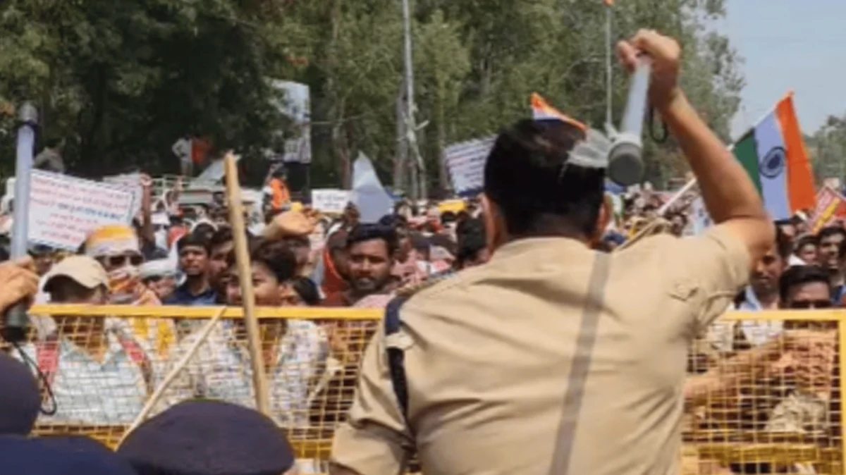 पटना में BPSC TRE-4 अभ्यर्थियों पर लाठीचार्ज, विज्ञापन जारी करने की मांग को लेकर प्रदर्शन 1 पटना में BPSC TRE-4 अभ्यर्थियों पर लाठीचार्ज, विज्ञापन जारी करने की मांग को लेकर प्रदर्शन