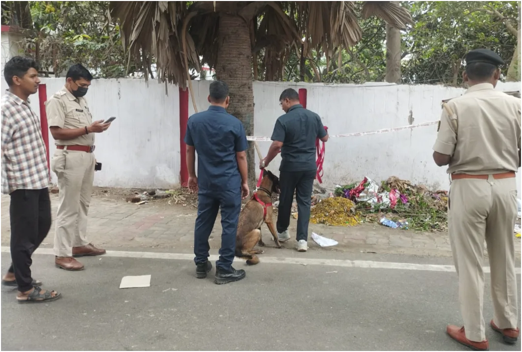 पटना के शास्त्री नगर में नाबालिग लड़की का संदिग्ध शव बरामद, गला दबाकर हत्या की आशंका 1 पटना के शास्त्री नगर में नाबालिग लड़की का संदिग्ध शव बरामद, गला दबाकर हत्या की आशंका