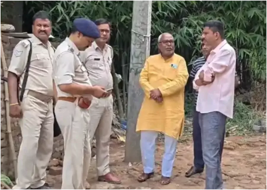 गोपालगंज में सनकी पति ने चाकू मारकर की पत्नी की हत्या, आरोपी फरार; पुलिस ने तेज की छापेमारी 1 गोपालगंज में सनकी पति ने चाकू मारकर की पत्नी की हत्या, आरोपी फरार; पुलिस ने तेज की छापेमारी
