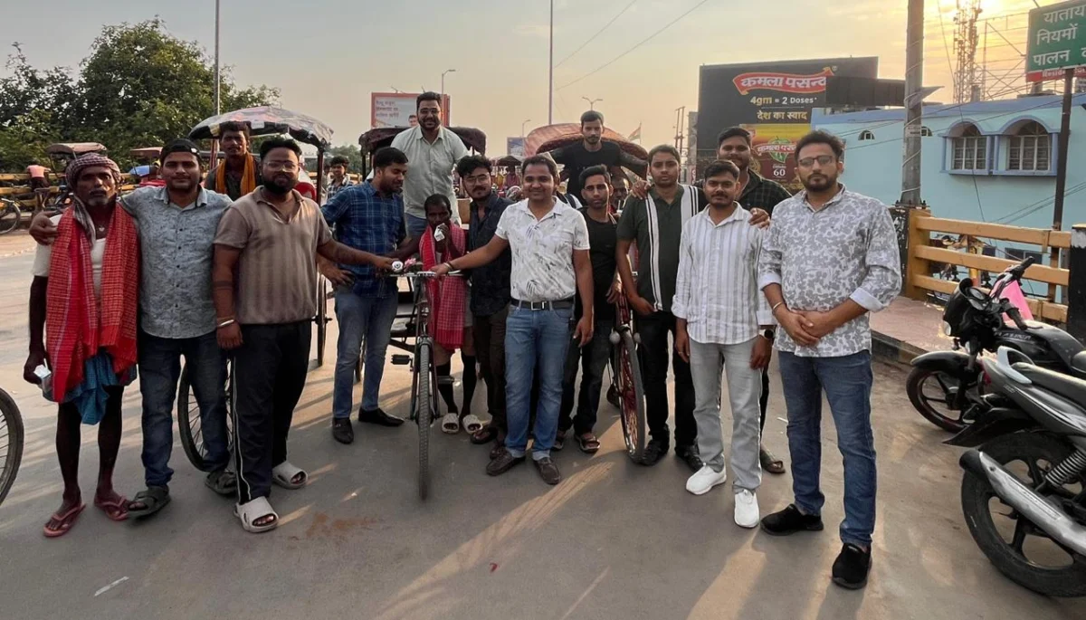 मजदूर दिवस पर वी केयर संस्था की पहल, उल्टापूल पर 50 मजदूरों के बीच गमछा और लस्सी का वितरण 1 मजदूर दिवस पर वी केयर संस्था की पहल, उल्टापूल पर 50 मजदूरों के बीच गमछा और लस्सी का वितरण