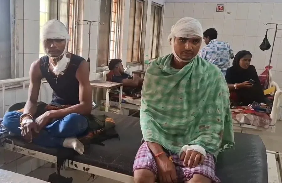 चोरी के शक में खूनी हमला, बांका में चाकू-फरसा से मारपीट, तीन लोग घायल 1 चोरी के शक में खूनी हमला, बांका में चाकू-फरसा से मारपीट, तीन लोग घायल