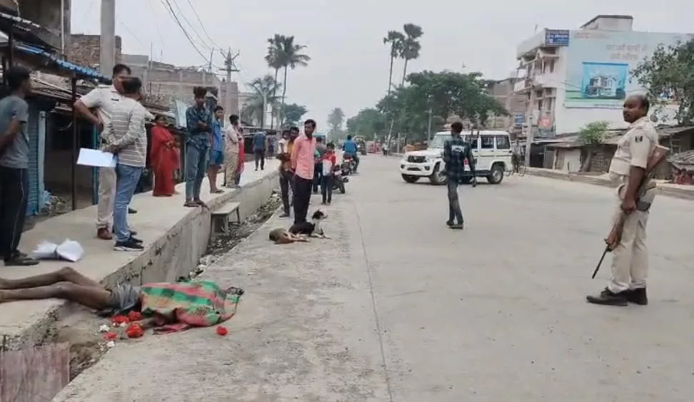 सड़क किनारे मानसिक रूप से विक्षिप्त बुजुर्ग का शव बरामद, अज्ञात वाहन की टक्कर से मौत की आशंका 1 सड़क किनारे मानसिक रूप से विक्षिप्त बुजुर्ग का शव बरामद, अज्ञात वाहन की टक्कर से मौत की आशंका