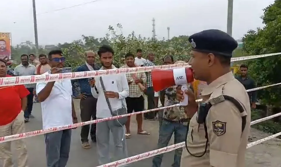 विक्रमशिला सेतु बंद होने का असर: फल, सब्जी और दूध के कारोबार पर संकट, नाव के सहारे गंगा पार कर रहे किसान 1 विक्रमशिला सेतु बंद होने का असर: फल, सब्जी और दूध के कारोबार पर संकट, नाव के सहारे गंगा पार कर रहे किसान